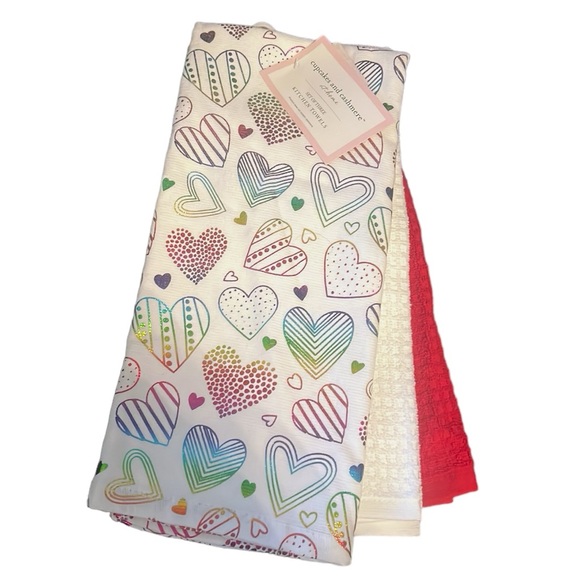 NWT Cupcakes and Cashmere Set of 3 Valentines Kitchen Towels - Picture 1 of 7